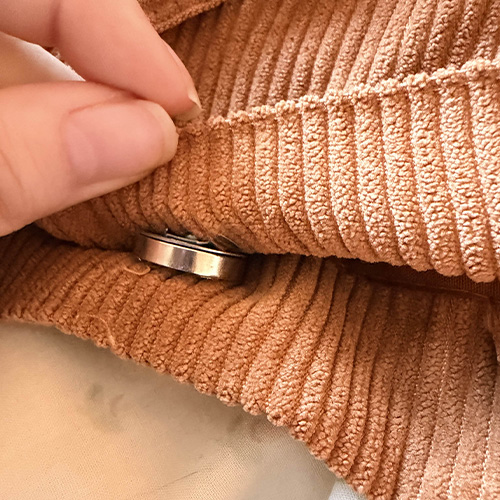 This is the tote bag I bring to school and its way of opening and closing.