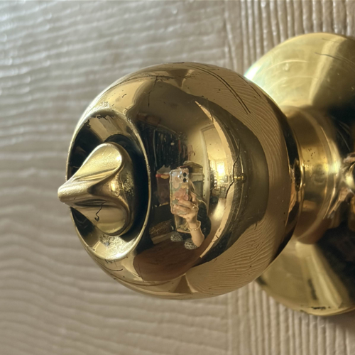 Door knob locking and unlocking<br><audio controls src='/audio/Lock sound.m4a'></audio>